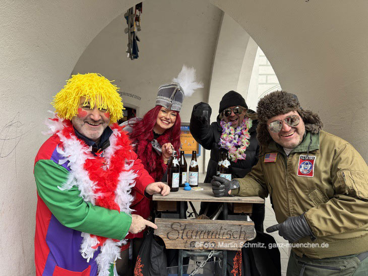Zuschauer beim Tanz der Marktweiber auf dem Viktualienmarkt 17.02.2026 (&copy;Foto. Martin Schmitz)